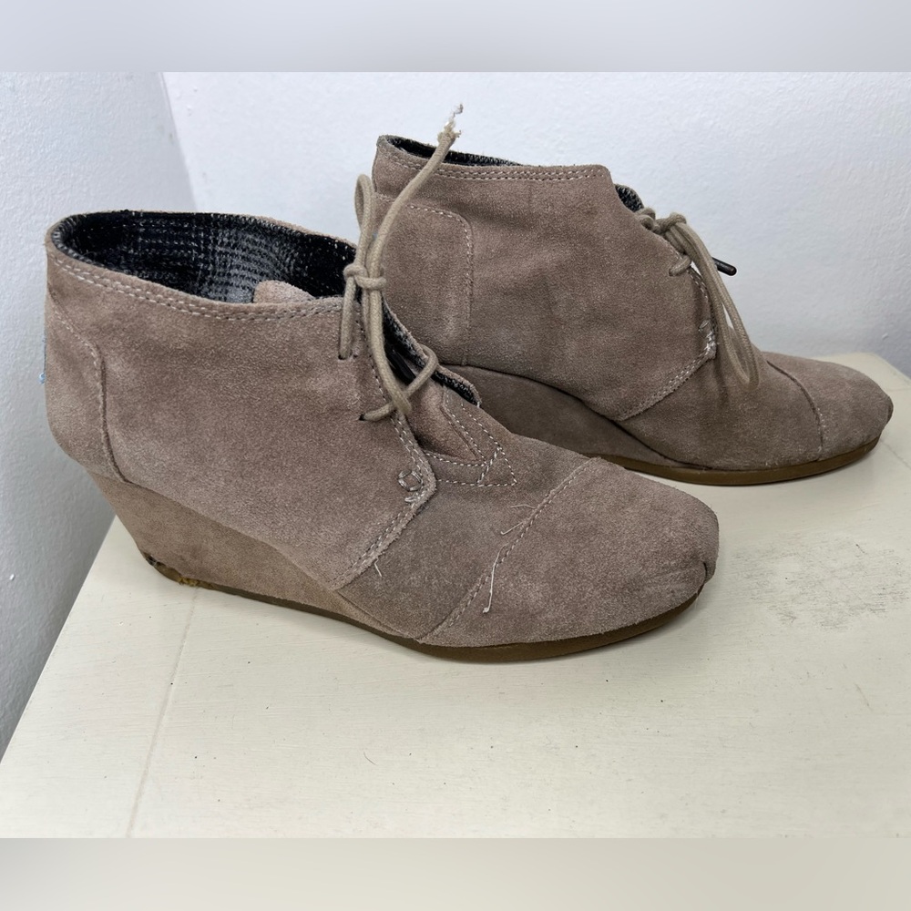 Well Loved TOMS Women's Beige Suede Desert Wedges